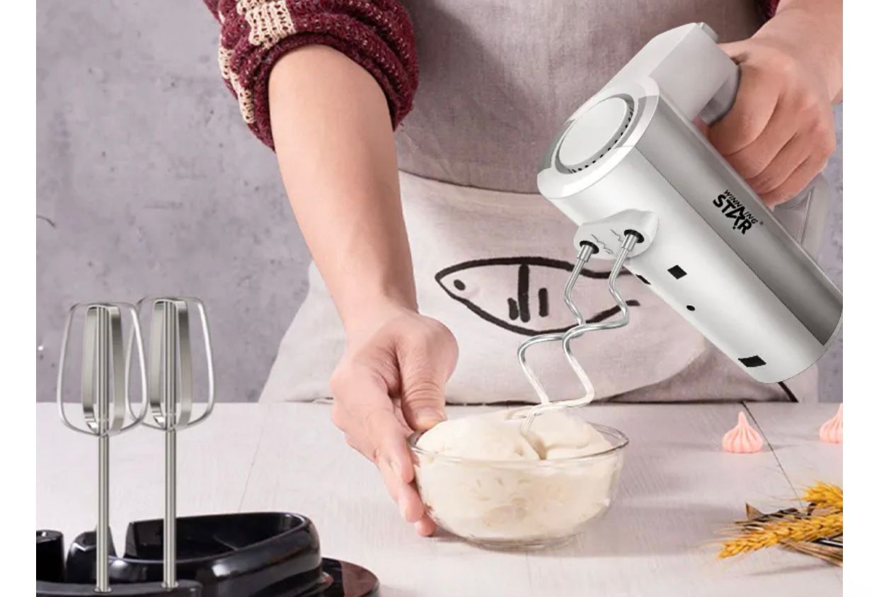 HAND MIXER